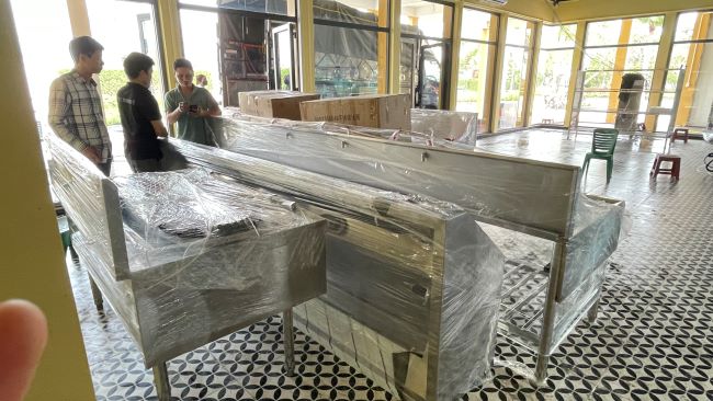 Di chuyển thiết bị vào khu vực lắp đặt