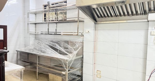 Chuyển thiết bị vào trong khu bếp