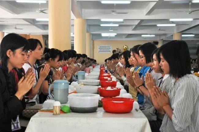 Phục vụ hàng trăm suất mỗi ngày